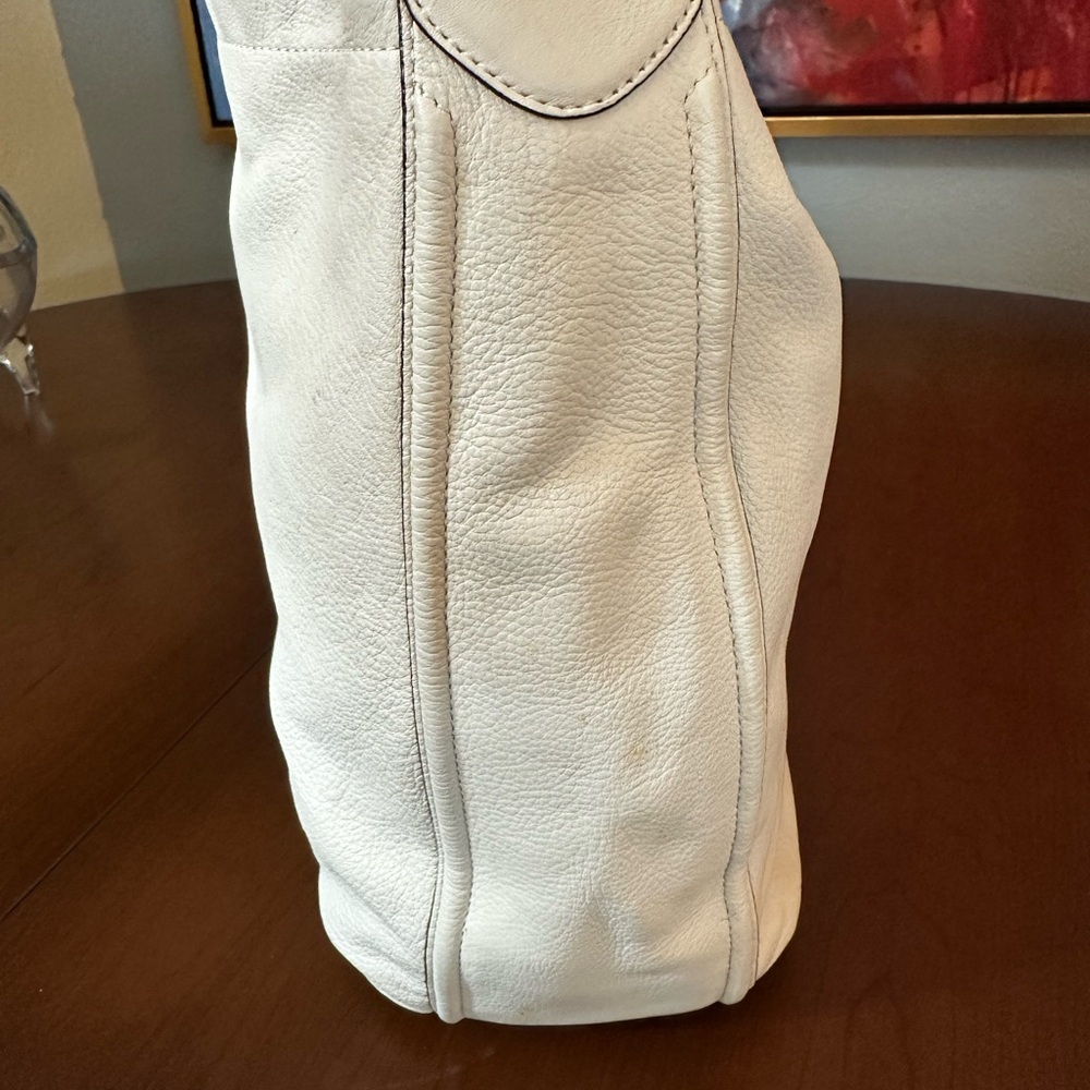 Gorgeous Cream Authentic Coach Leather Bag with Blue Interior - Picture 9 of 13